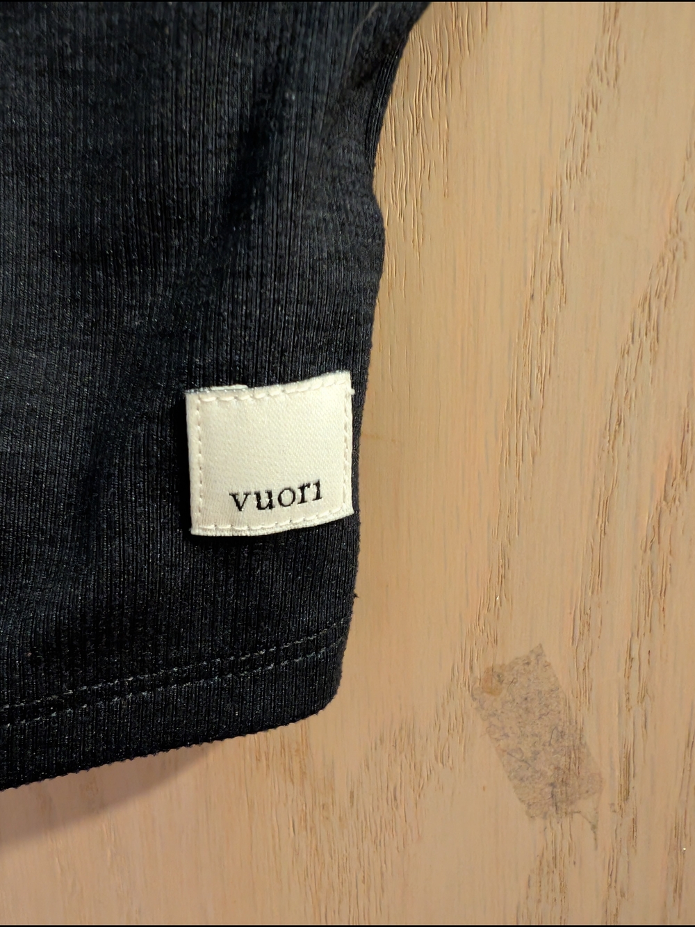 Vuori Black Scoop-Neck Cropped Top - Women - Picture 2 of 6